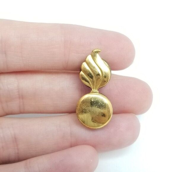 Vintage US Army Regulation Flaming Bomb Lapel Pin, Gold Tone Metal Brooch - Picture 5 of 5